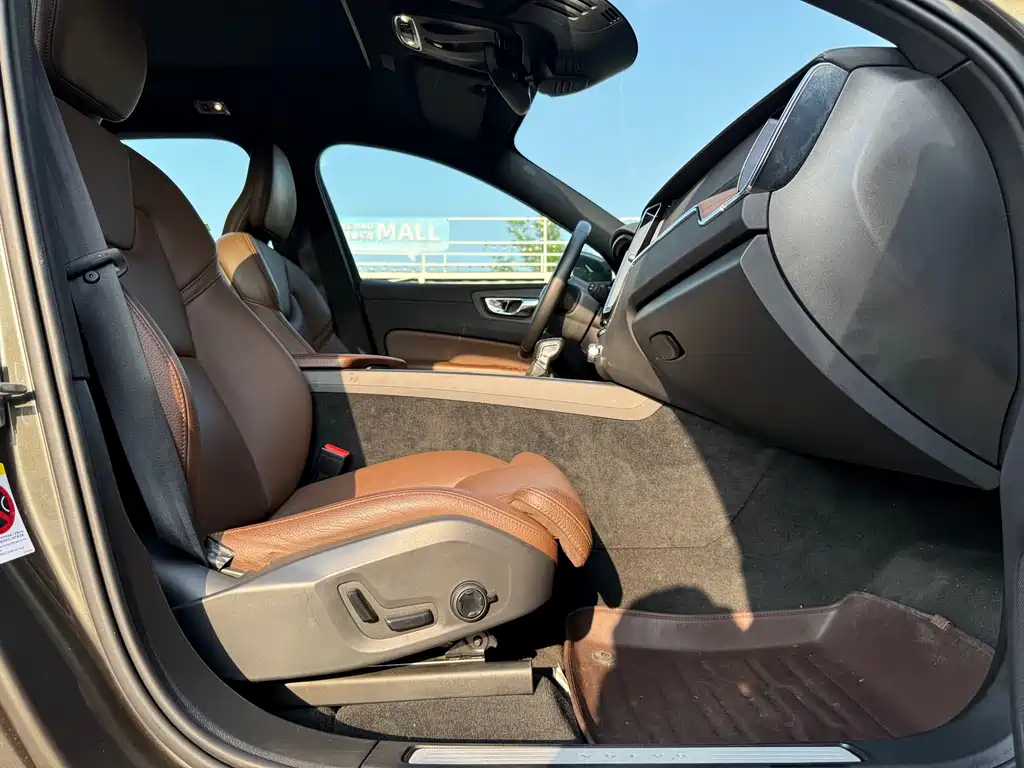 Volvo XC60 2021 — фото 14
