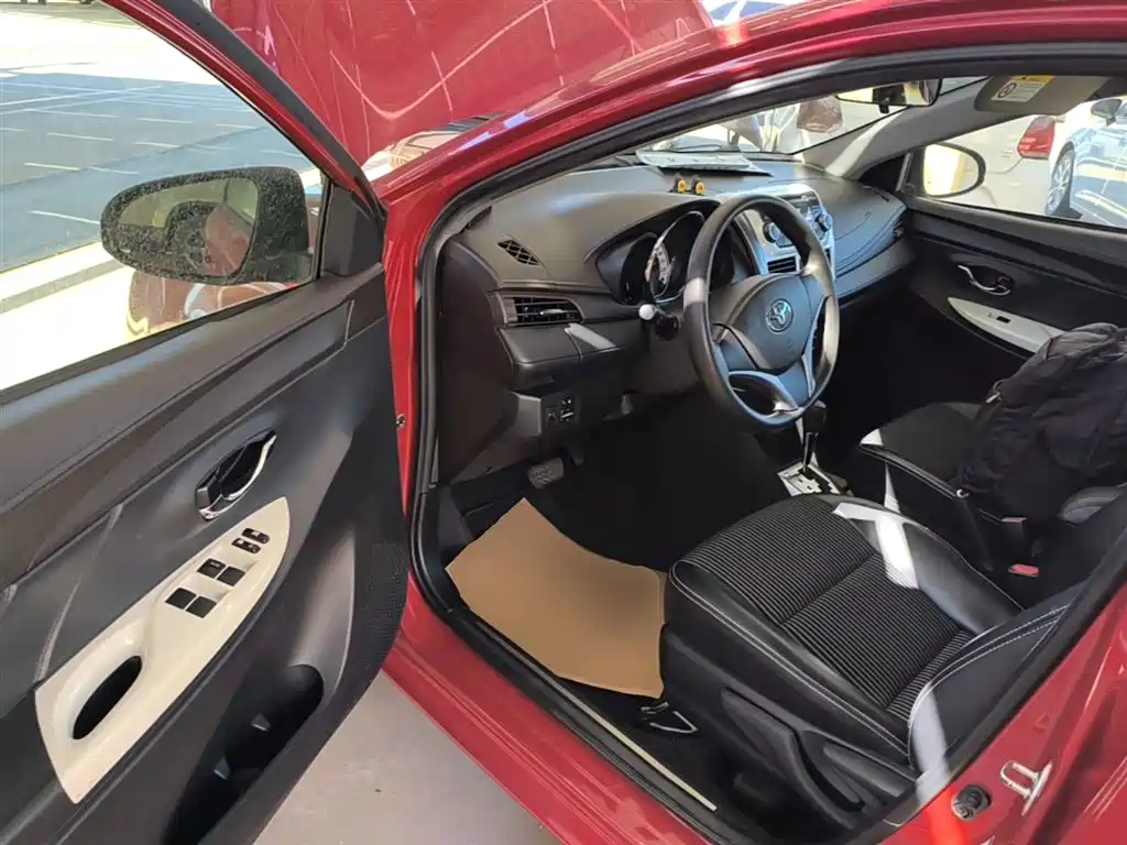 Toyota Yaris L 2015 — фото 16