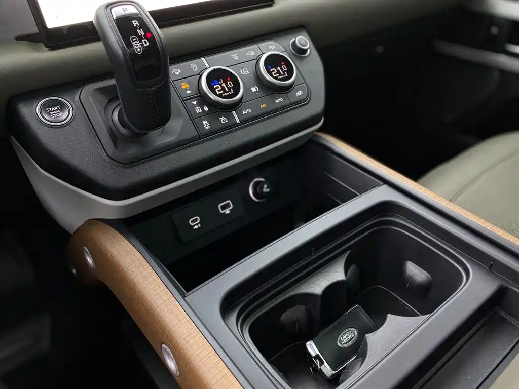 Land Rover Defender 2021 — фото 20