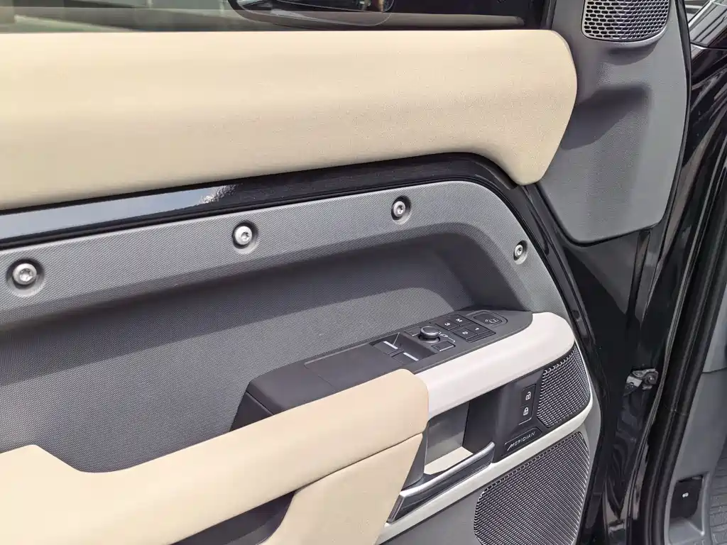 Land Rover Defender 2023