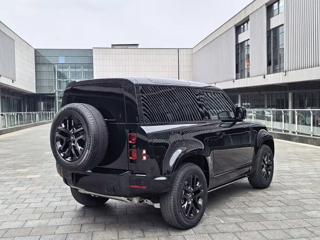 Land Rover Defender 2023 — фото 16