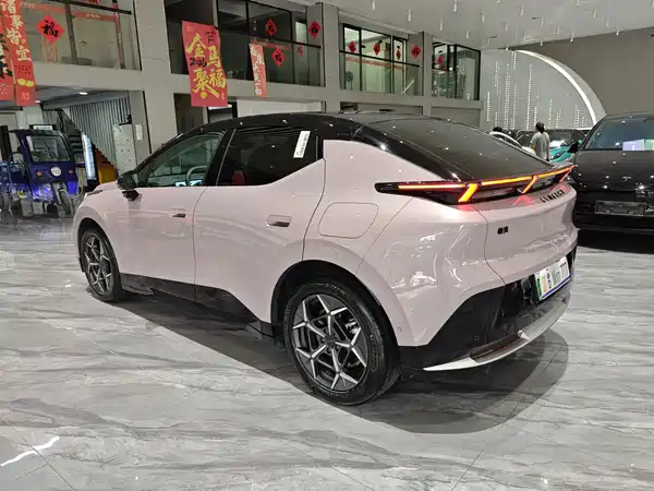 Lynk & Co Z20 2025