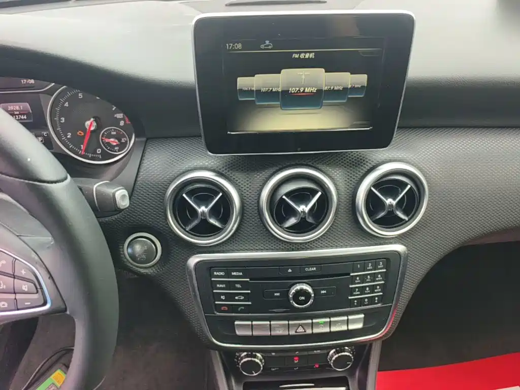 Mercedes-Benz A-Class 2017 — фото 13