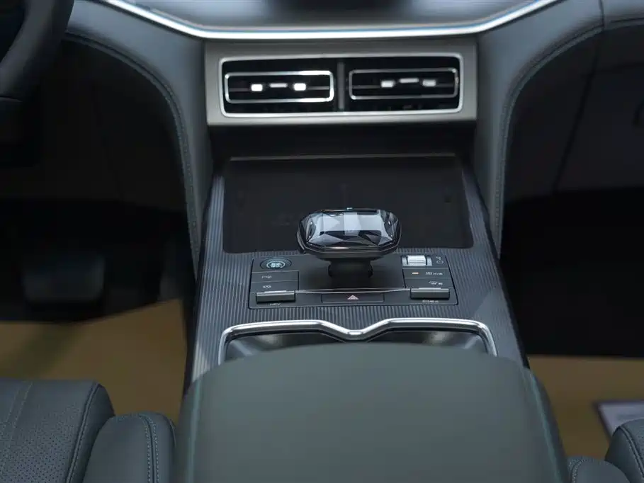 BYD L DM-i 2025 — фото 2