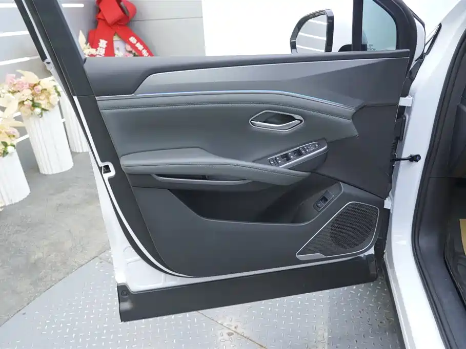BYD L DM-i 2025 — фото 11