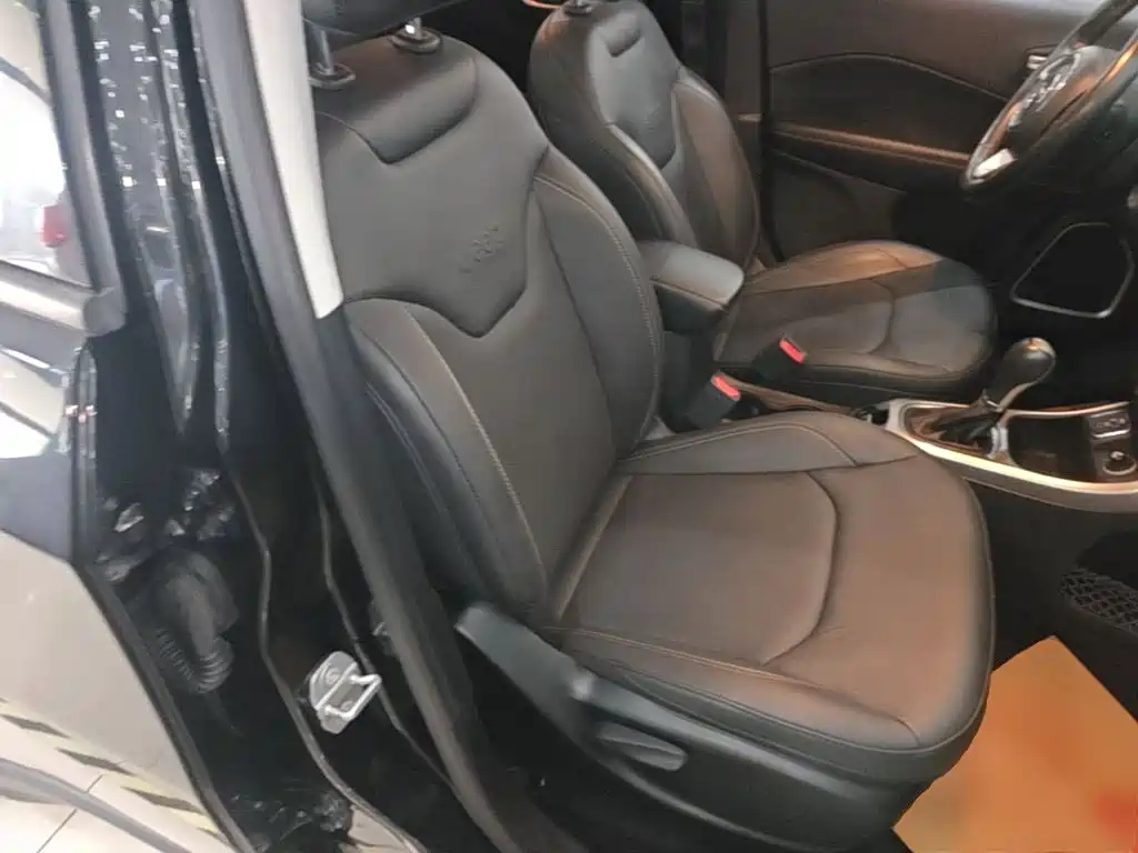 Jeep Compass 2018 — фото 25