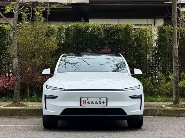Tesla Model Y 2025