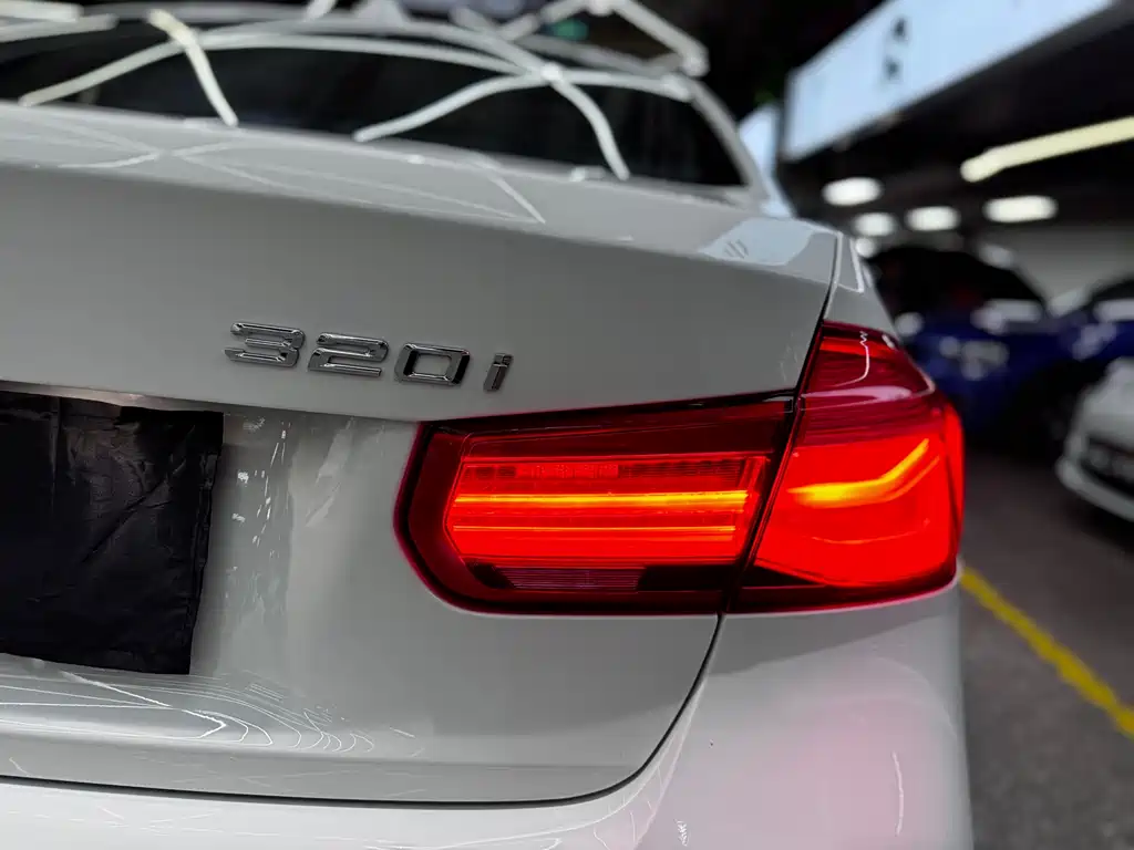 BMW 3 Series 2018 — фото 9