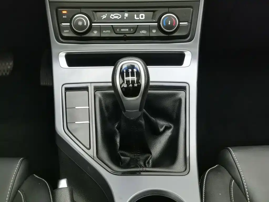 Geely Emgrand 2018 — фото 13