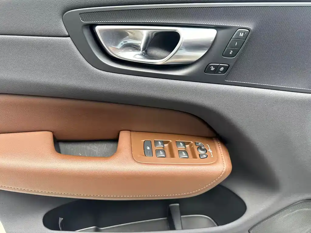 Volvo XC60 2023 — фото 12