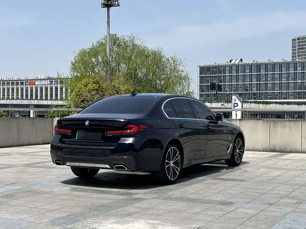 BMW 5 Series 2022 — фото 16