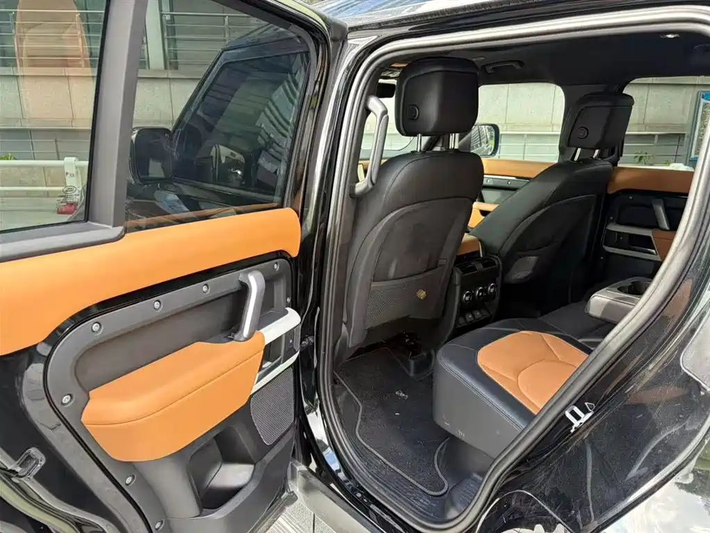 Land Rover Defender 2023