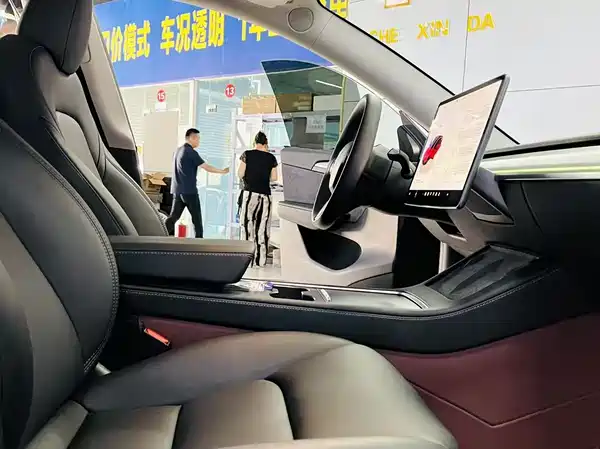 Tesla Model Y 2024