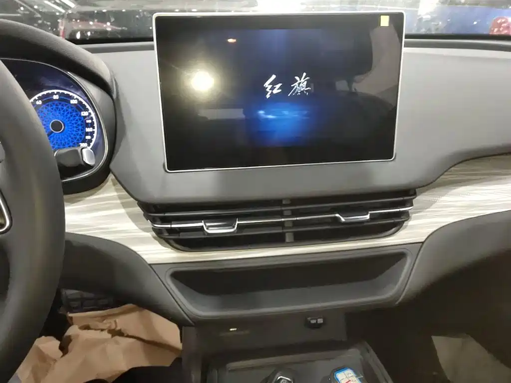 Hongqi E-QM5 2025 — фото 13