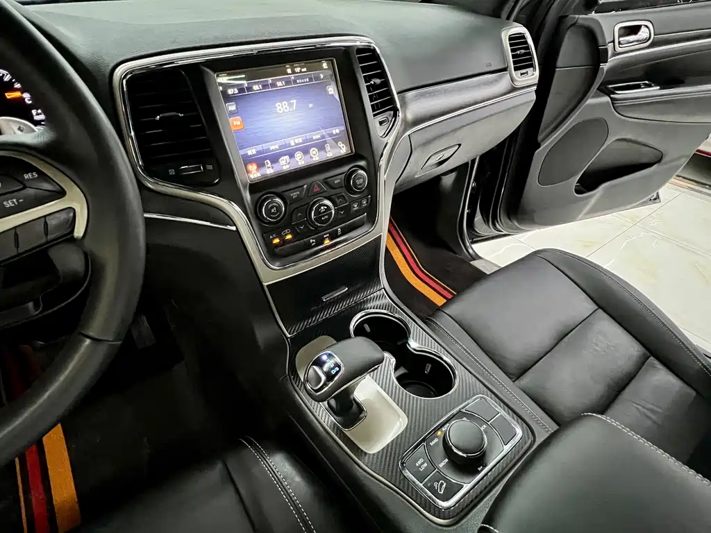 Jeep Grand Cherokee 2017 — фото 12