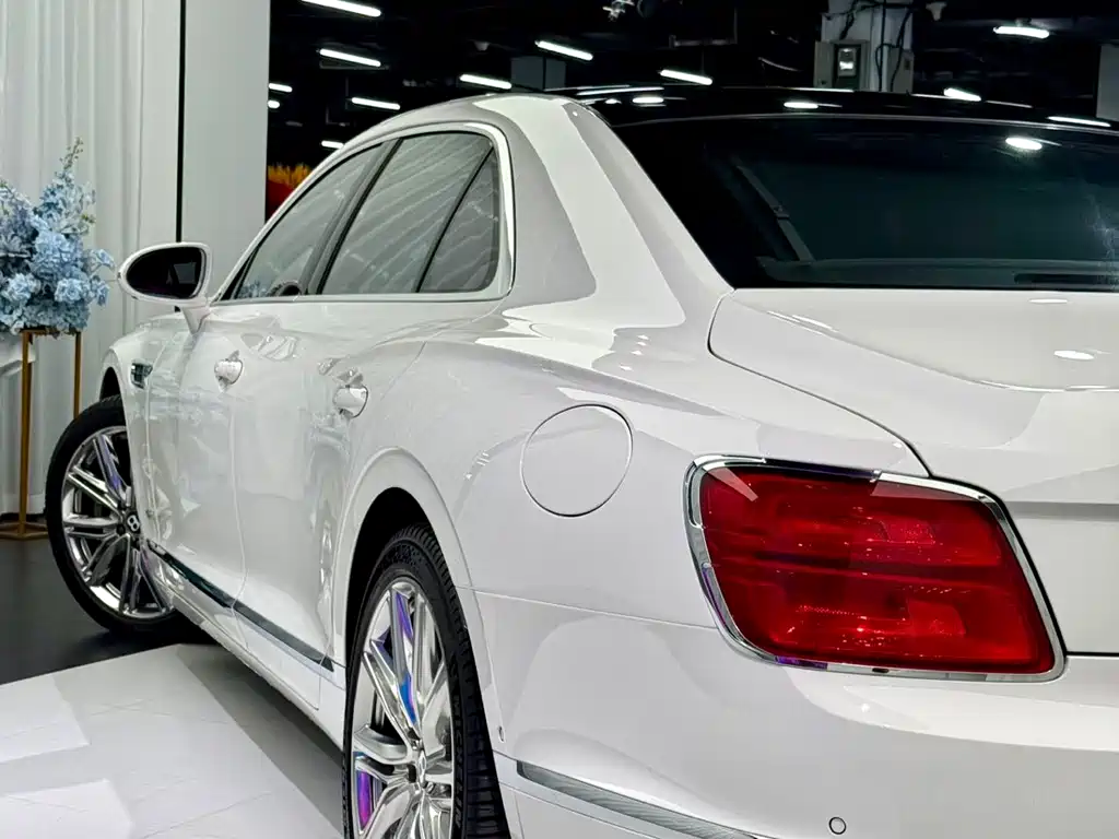 Bentley Flying Spur Plug-In Hybrid 2023 — фото 10