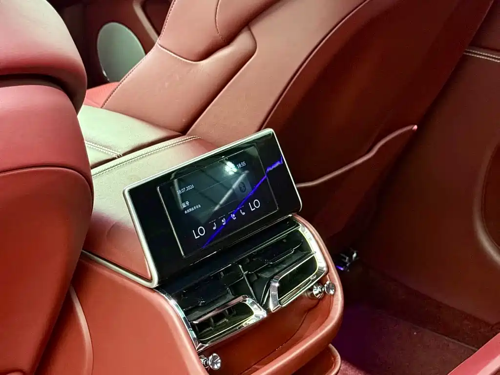 Bentley Flying Spur Plug-In Hybrid 2023 — фото 20