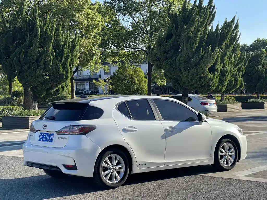 Lexus CT 2017 — фото 17