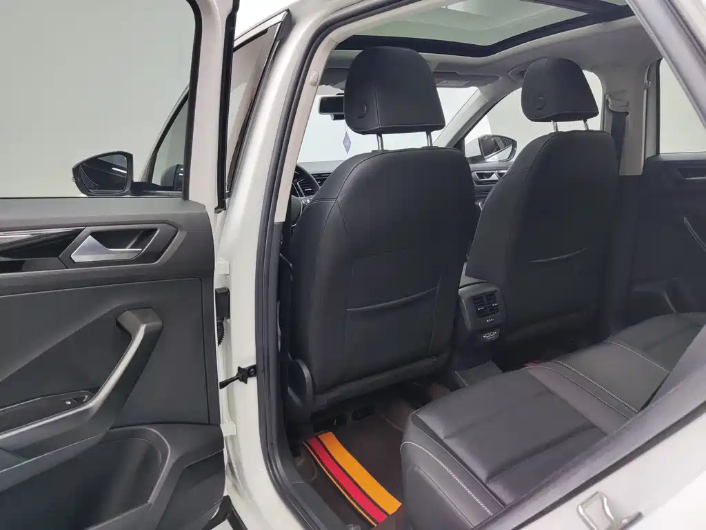 Volkswagen T-Roc 2023 — фото 10