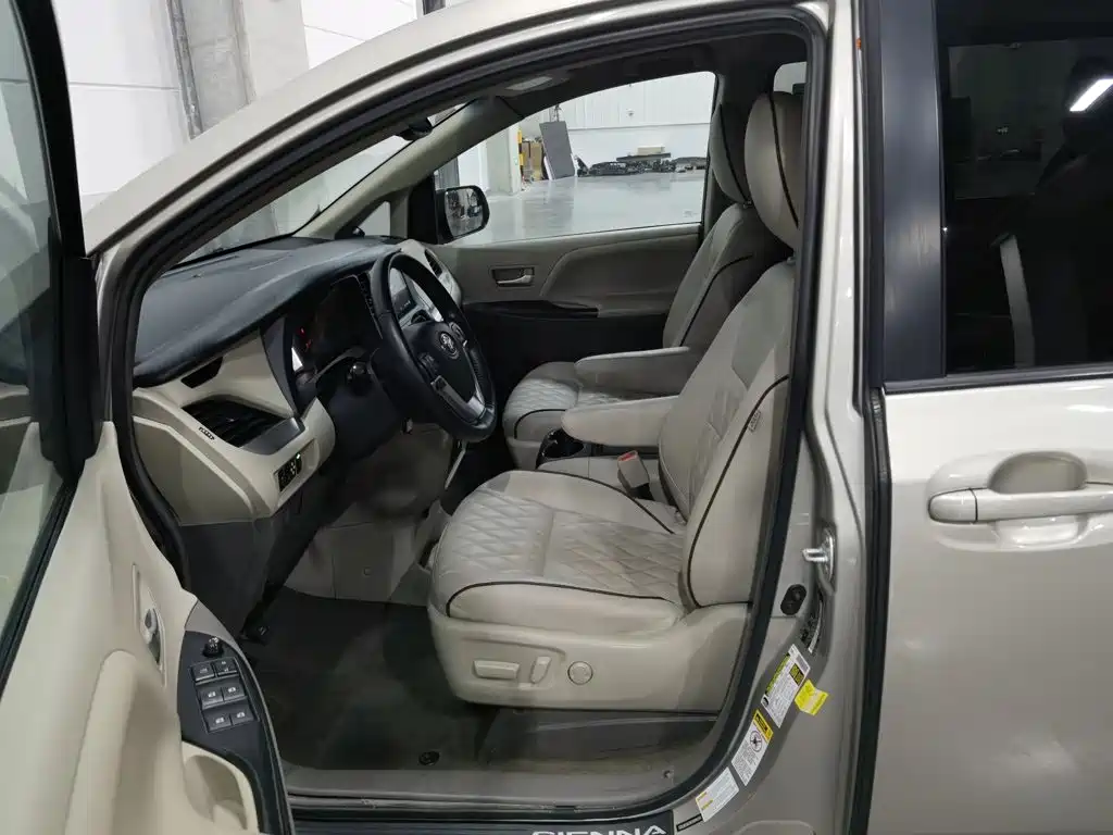 Toyota Sienna 2015 — фото 10