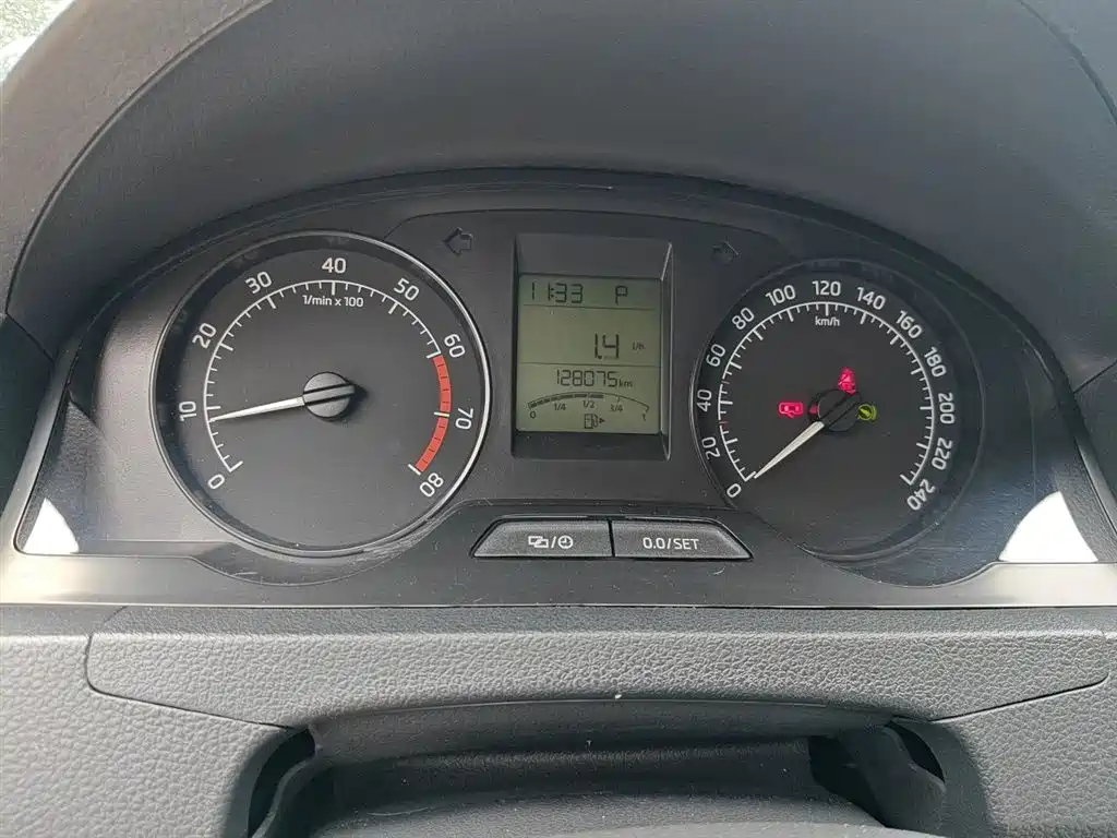 Skoda Rapid 2015 — фото 13