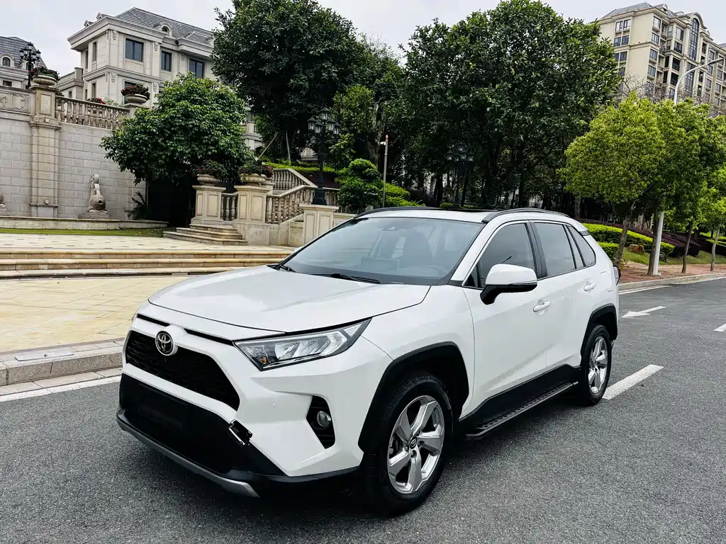 Toyota RAV4 2020 — фото 1
