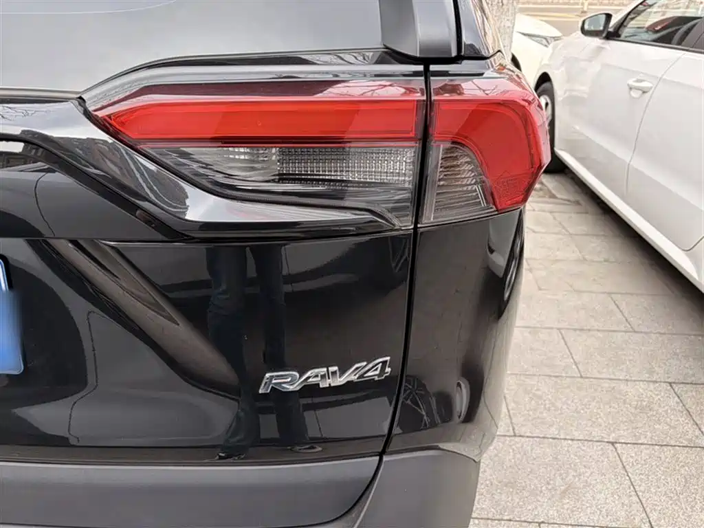 Toyota RAV4 2022 — фото 10