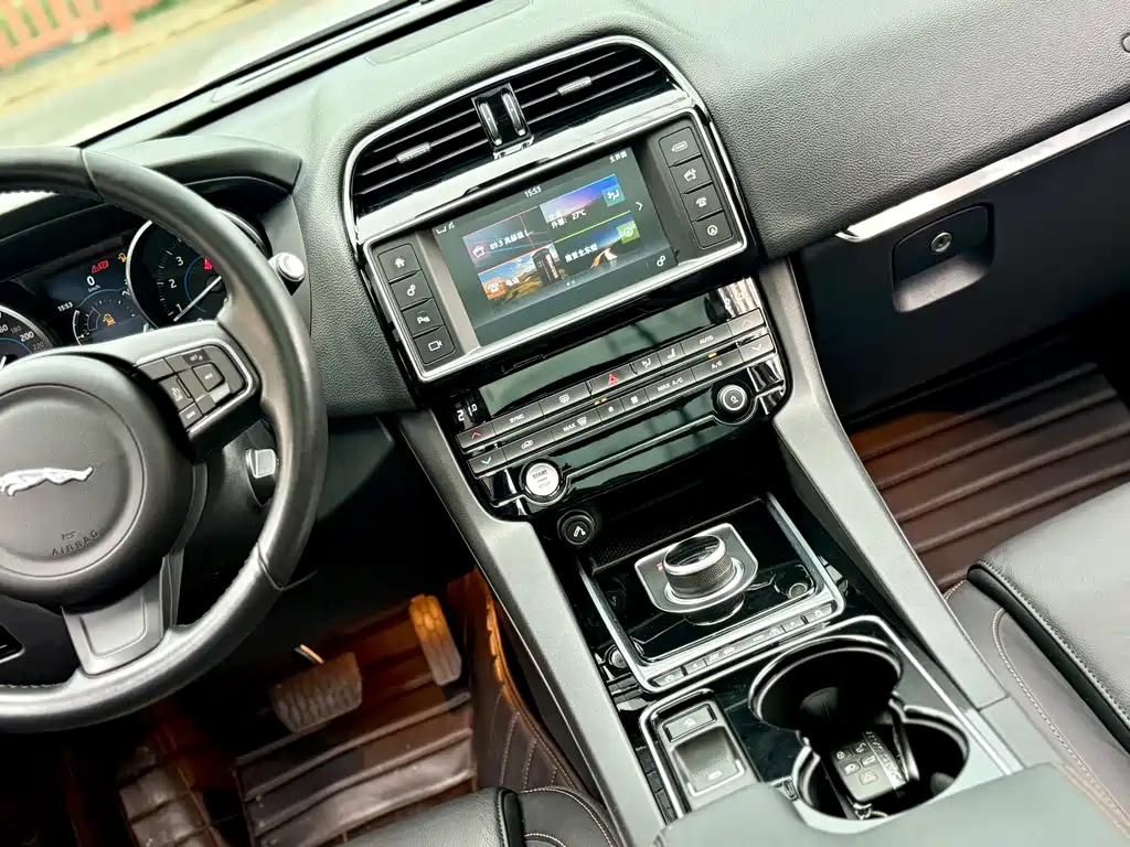 Jaguar F-PACE 2016 — фото 19