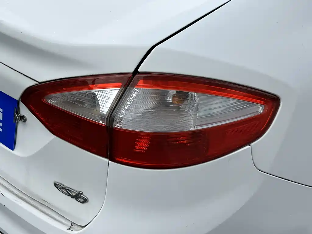 Ford Fiesta 2014 — фото 16