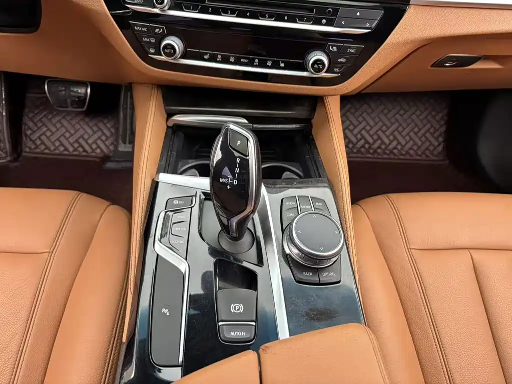 BMW 5 Series 2017 — фото 28