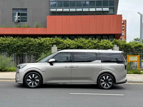 Volvo EM90 2026