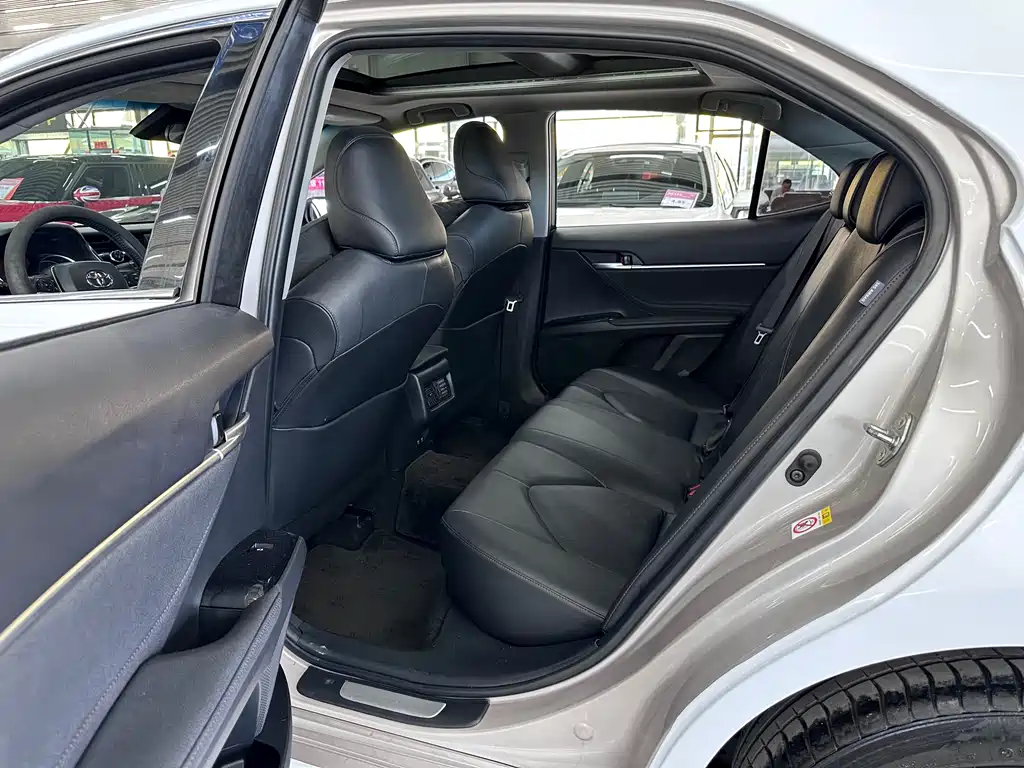 Toyota Camry 2018 — фото 11