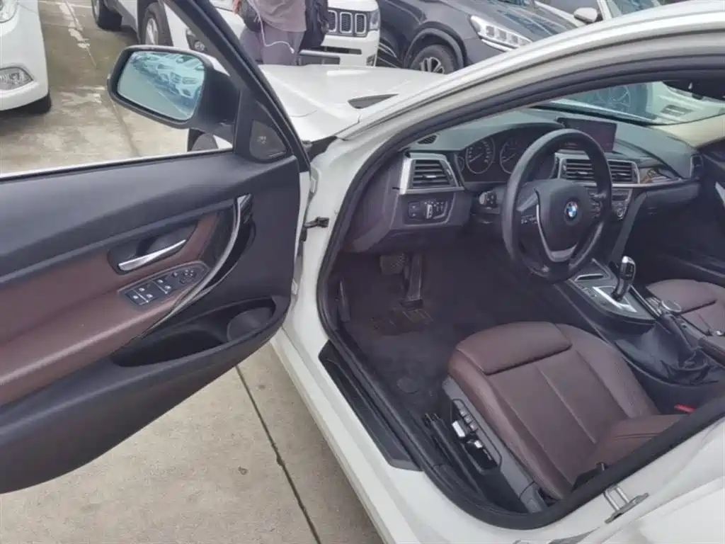 BMW 3 Series 2019 — фото 16