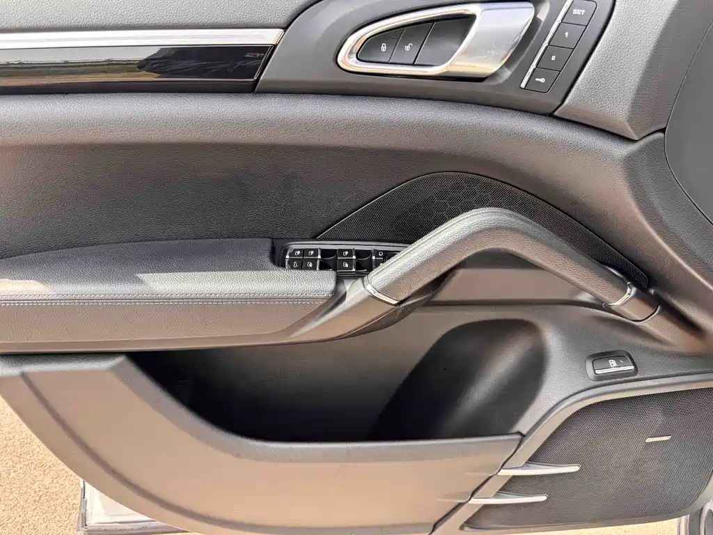 Porsche Cayenne Hybrid 2018 — фото 24