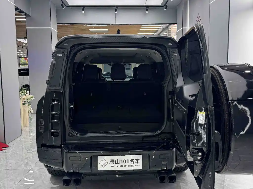 Land Rover Defender 2023 — фото 10