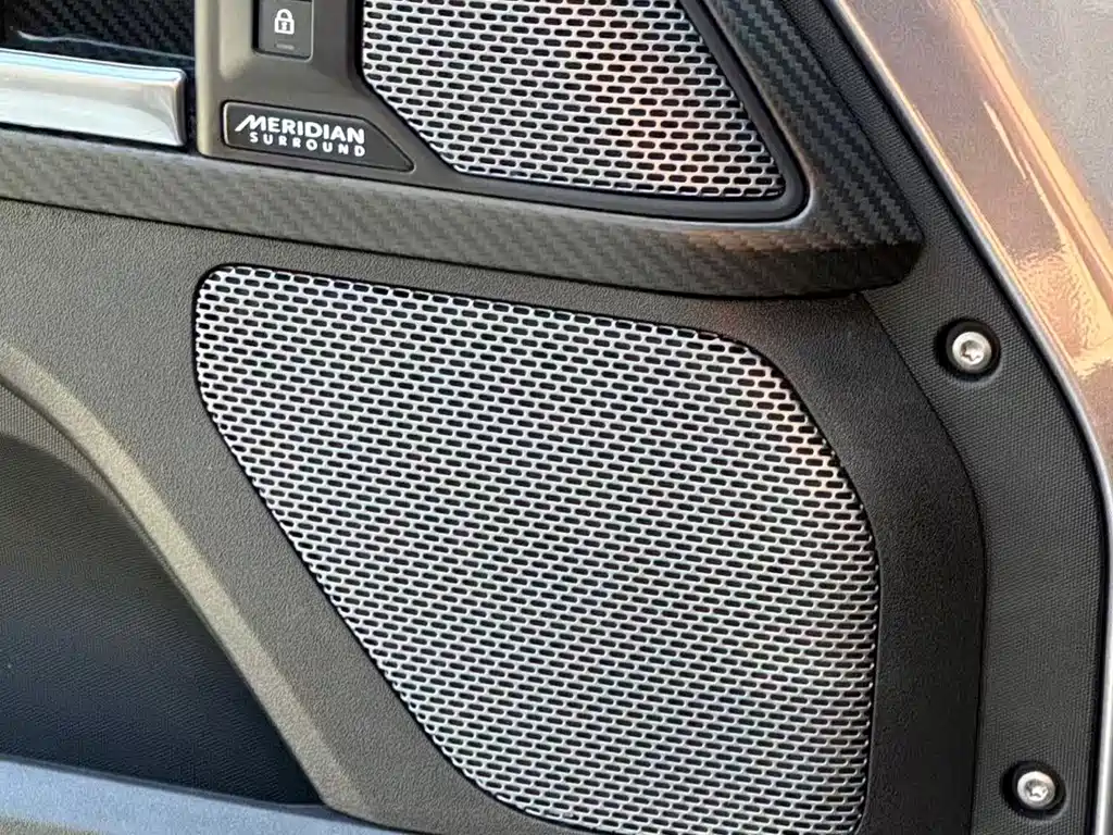 Land Rover Defender 2022 — фото 16