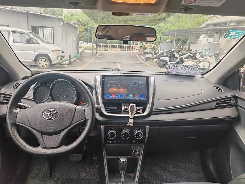 Toyota Yaris L 2017 — фото 9