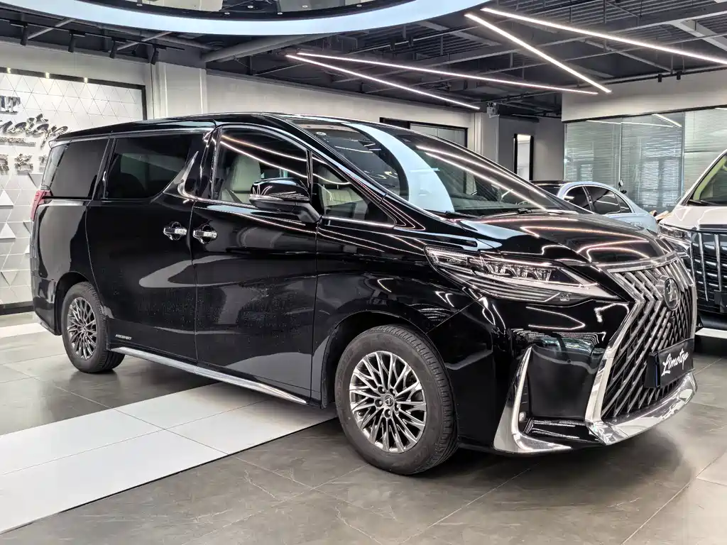 Lexus LM 2022 — фото 1