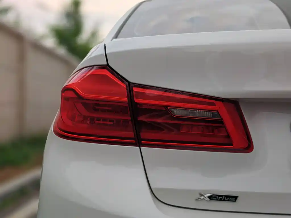 BMW 5 Series 2017 — фото 10