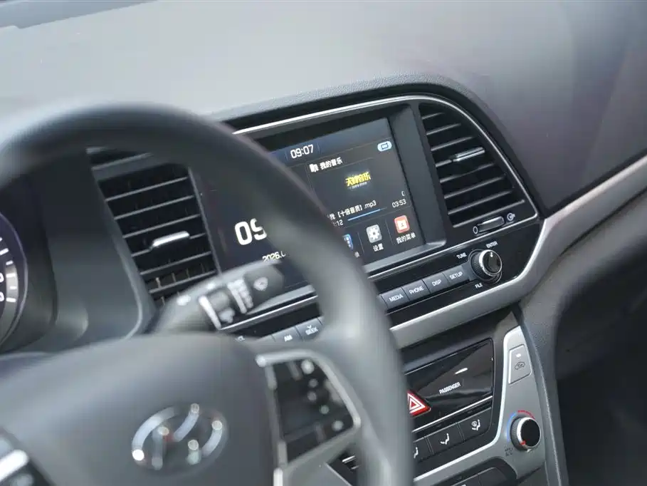Hyundai Elantra 2017 — фото 10