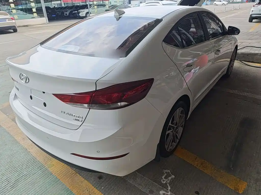 Hyundai Elantra 2017 — фото 7