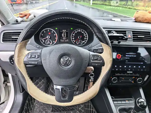 Volkswagen Sagitar 2013