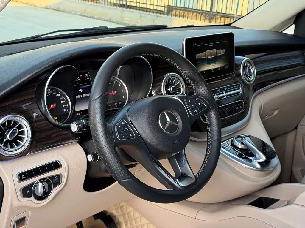 Mercedes-Benz V-Class 2016 — фото 14
