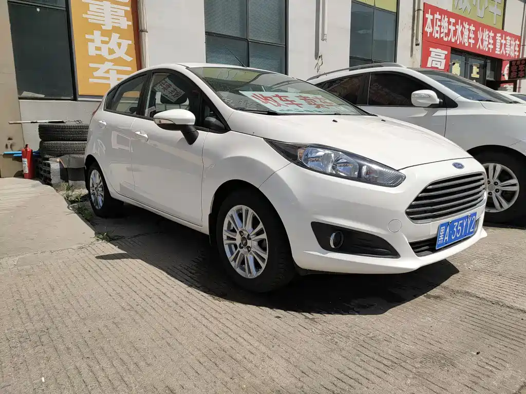Ford Fiesta 2015 — фото 2