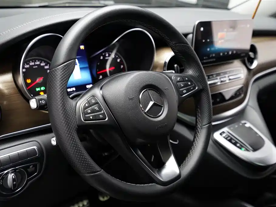 Mercedes-Benz V-Class 2023 — фото 9
