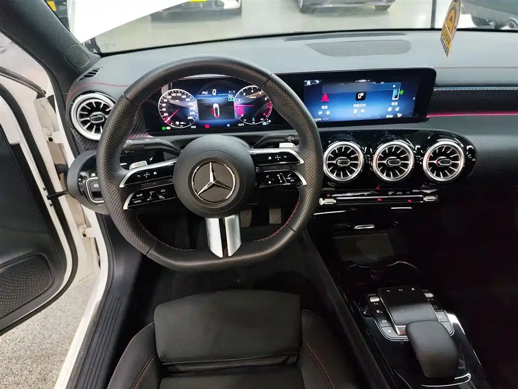 Mercedes-Benz A-Class 2024 — фото 7