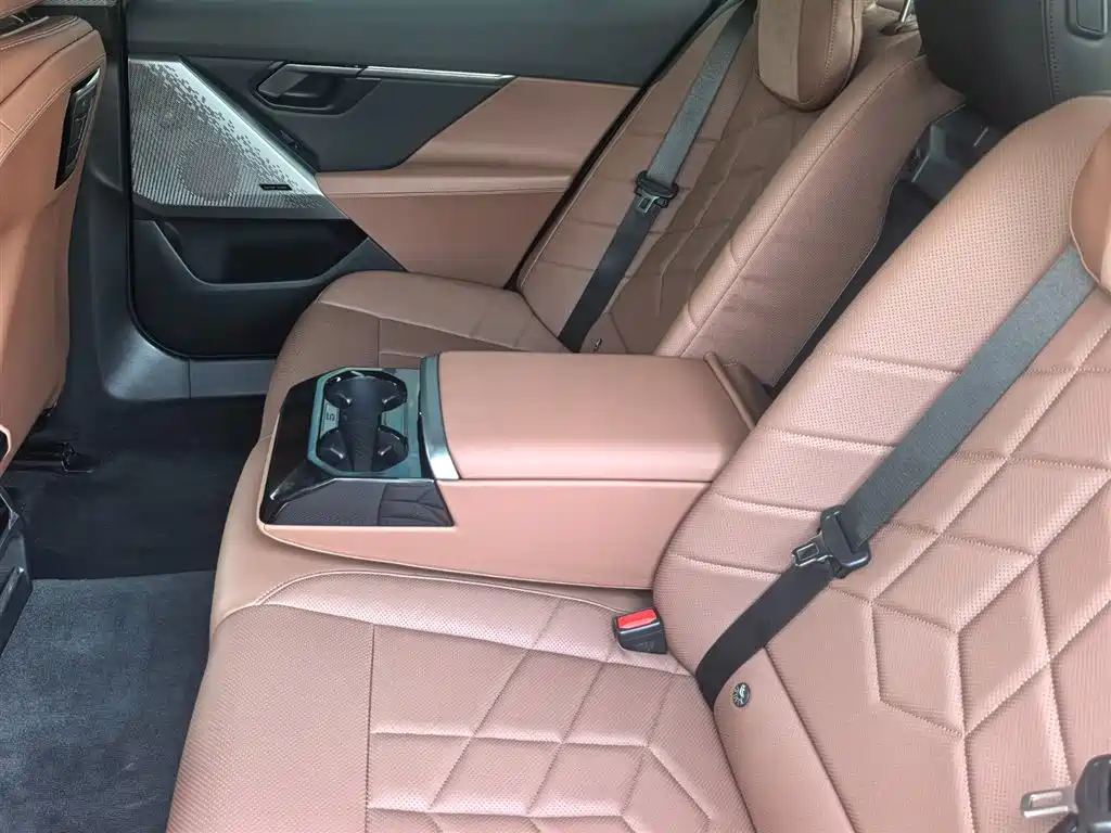BMW 5 Series 2025 — фото 16