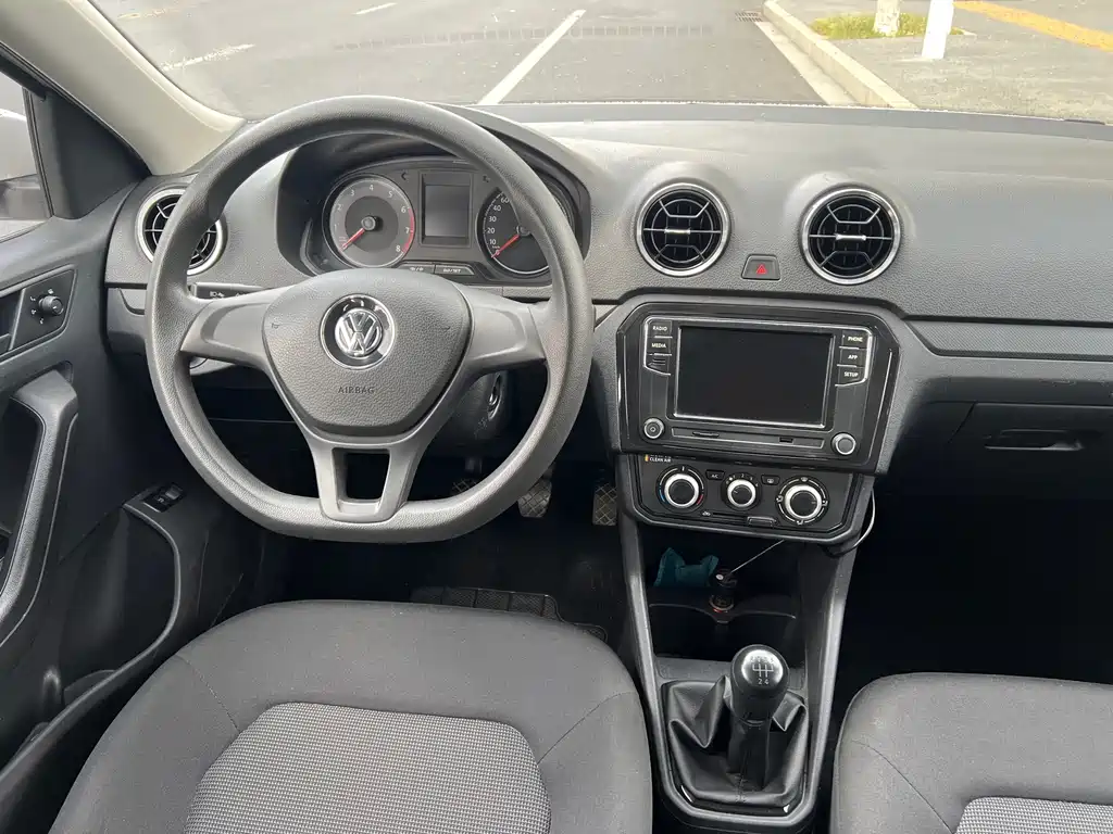 Volkswagen Jetta 2018 — фото 10