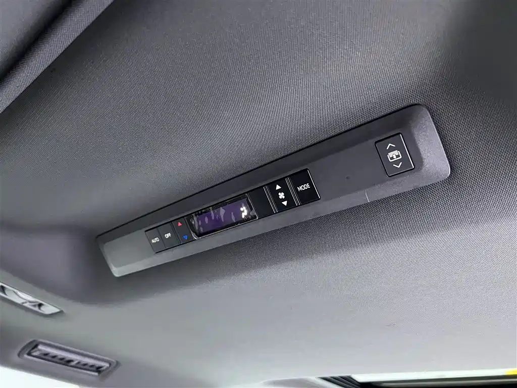 Toyota Granvia 2023 — фото 23