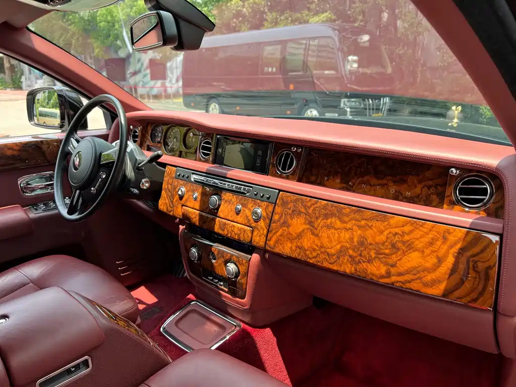 Rolls-Royce Phantom 2015 — фото 11